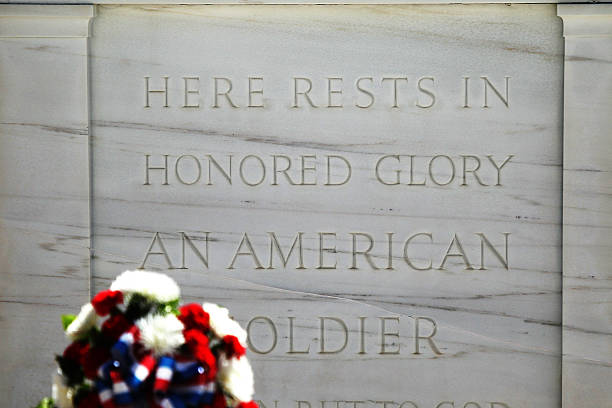 tomba del soldato ignoto - arlington national cemetery immagine foto e immagini stock