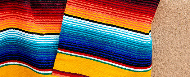 cinco de mayo 멕시코의 피에스타 sarape 섬유 배경기술 - mexico blanket textile market 뉴스 사진 이미지