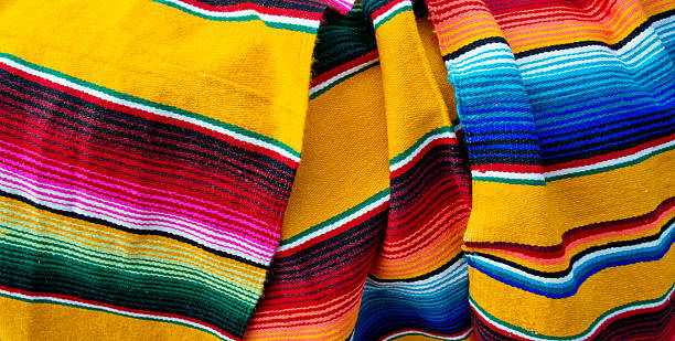 cinco de mayo 멕시코의 피에스타 sarape 섬유 배경기술 - mexico blanket textile market 뉴스 사진 이미지