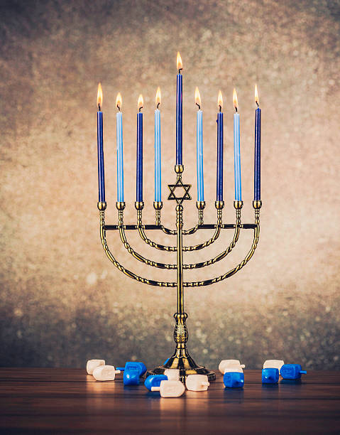 メノラー、燃えるキャンドル、ハヌカ（ユダヤ教のお祭り） - hanukkah menorah candle blue ストックフォトと画像