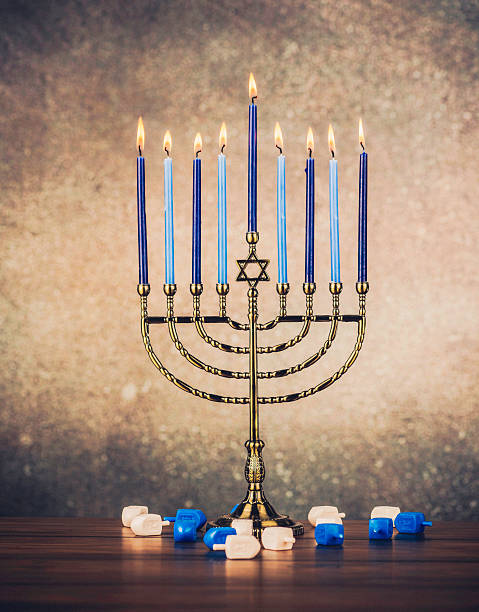 menora z palenie świec dla chanuka - hanukkah menorah candle blue zdjęcia i obrazy z banku zdjęć