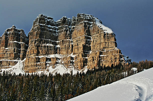 角礫岩崖のピークと冬の曲をスノーモービル - snowmobiling snow winter mountain ストックフォトと画像