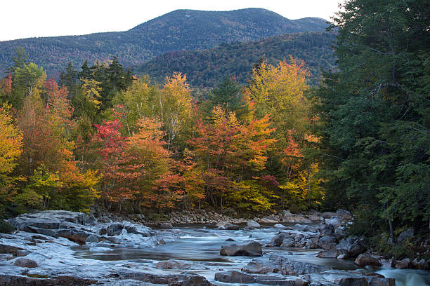 vue horizontale de la rivière swift et les montagnes white mountains, nouveau hampshir - rapid appalachian mountains autumn water photos et images de collection