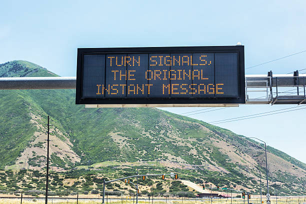 방향 지시등, 오리지널 인스턴트 메시지 로드 팻말 - turn signal 뉴스 사진 이미지