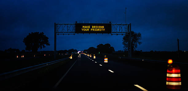 expressway noite construção fazer dirigindo a sua prioridade placa de estrada - road street sign slippery - fotografias e filmes do acervo