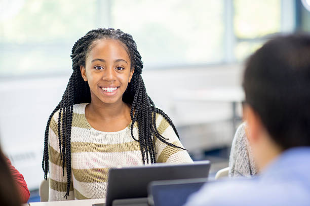 garota feliz em sala de aula - aluna da escola secundária - fotografias e filmes do acervo