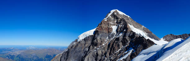 jungfrau el pico de la montaña - grindelwald european alps blue sky fotografías e imágenes de stock