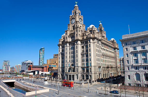 o royal liver building no píer, siga em liverpool - albert dock - fotografias e filmes do acervo