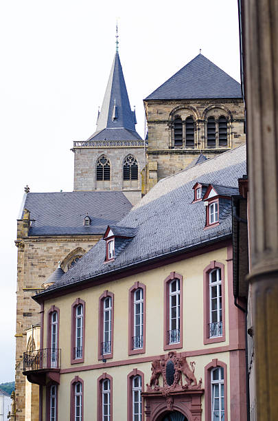 trier, alemania, viejos edificios y la catedral - trierer dom fotografías e imágenes de stock