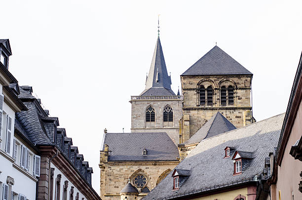 trier, alemania, viejos edificios y la catedral - trierer dom fotografías e imágenes de stock