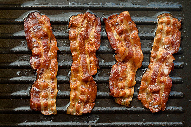 pancetta sulla griglia che frigge - pancetta affumicata foto e immagini stock