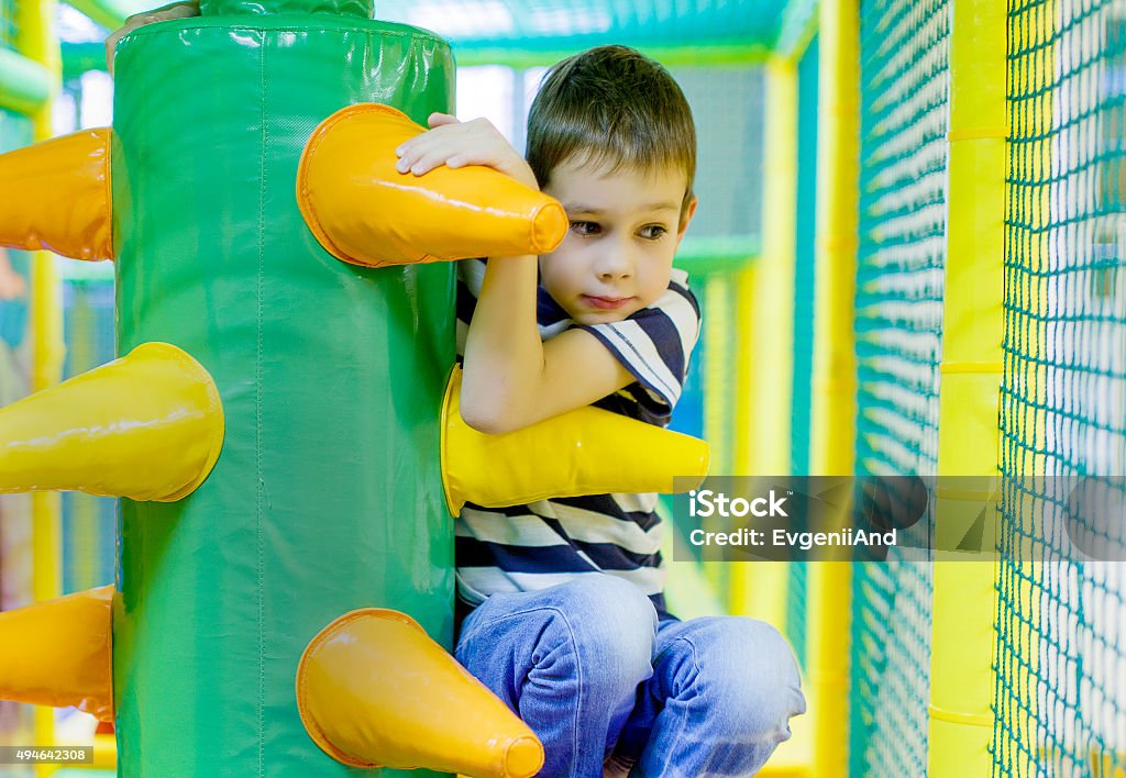 Petit garçon dans le labyrinthe jeu - Photo de Douceur libre de droits