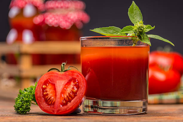 succo di pomodoro - healthy eating juice vegetable juice vegetable foto e immagini stock