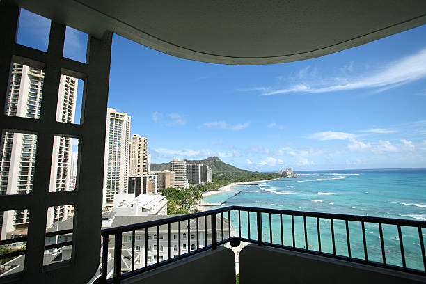 playa de waikiki en el balcón - hawaii islands big island waikiki beach fotografías e imágenes de stock