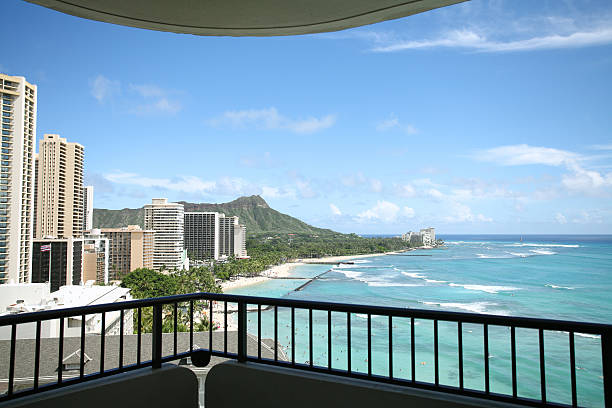 praia do waikiki através da varanda - hawaii islands big island waikiki beach imagens e fotografias de stock