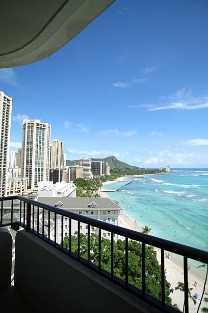 playa de waikiki en el balcón - hawaii islands big island waikiki beach fotografías e imágenes de stock