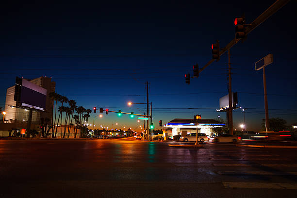 noite road e semáforo em las vegas, eua - outdoors beauty beauty in nature beautiful - fotografias e filmes do acervo