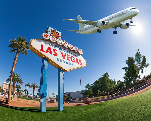 segno di benvenuto las vegas con aeroplano nel cielo - welcome to fabulous las vegas sign immagine foto e immagini stock