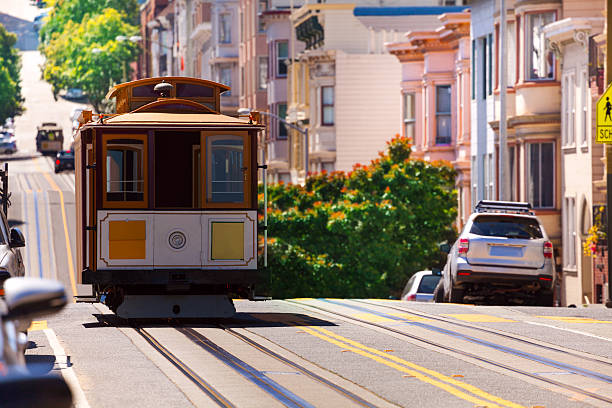 vista di hyde street e tram di san francisco - hyde street foto e immagini stock