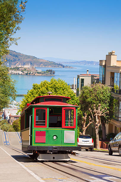 san francisco straßenbahn und den wunderschönen hyde street - hyde street stock-fotos und bilder