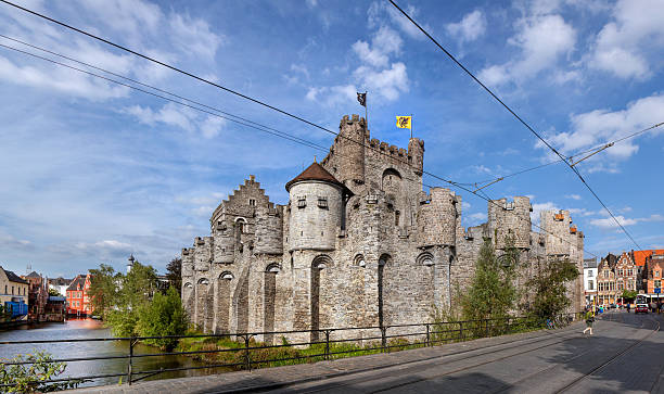 castelo gravensteen em gand - castle gravensteen imagens e fotografias de stock