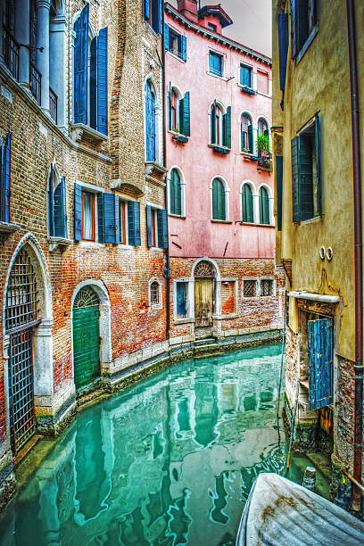 небольшой канал в венеции - venice italy ancient architecture creativity стоковые фото и изображения