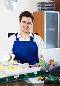 erfolgreiche-ingenieur-arbeitet-in-uniform.jpg?b=1&s=170x170&k=20&c=LvdaTNCvb5fFW7wntqbcX4S6X1aKGnx2149e1Lr1cdw=