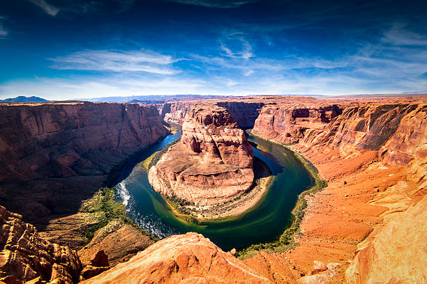 horseshoe curva de arizona - majestic mountain river horseshoe bend fotografías e imágenes de stock