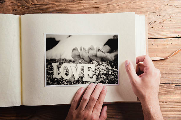 svatební fotografie na stole - bosky fotky - stock snímky, obrázky a fotky