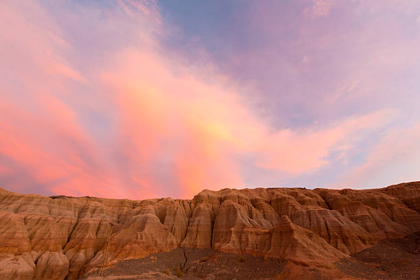 colorido pôr do sol em rodeo e geológico formação rochosa, argentina - bizarre landscape sand blowing - fotografias e filmes do acervo