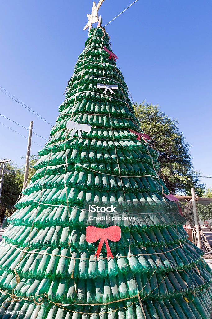 Foto de Árvore De Natal Feita De Plástico Verde Garrafas Recicladas  Argentina e mais fotos de stock de Árvore de Natal - iStock