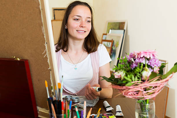 アーティスト、新しい画像を作成 - women artist painting easel ストックフォトと画像