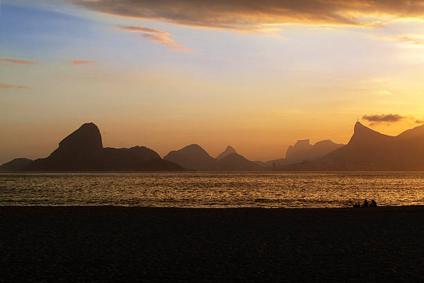 리우데자네이루 유명한 산맥 - rio de janeiro guanabara bay sugarloaf mountain beach 뉴스 사진 이미지