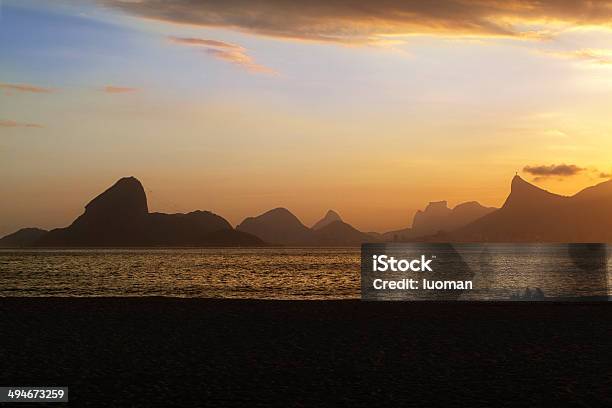 Foto de Montanhas Famosas Do Rio De Janeiro e mais fotos de stock de Niteroi - Niteroi, Areia, Assistindo
