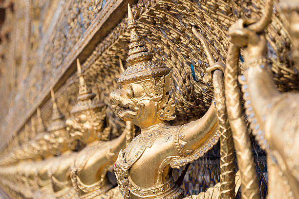 garuda au wat phra kaew en thaïlande - garuda bangkok thailand gold photos et images de collection