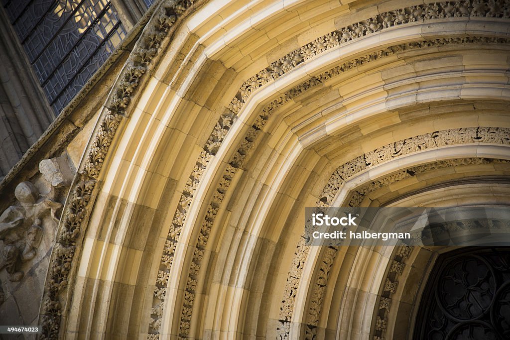 Готический Арка в Йоркский собор - Стоковые фото Внешний вид здания роялти-фри