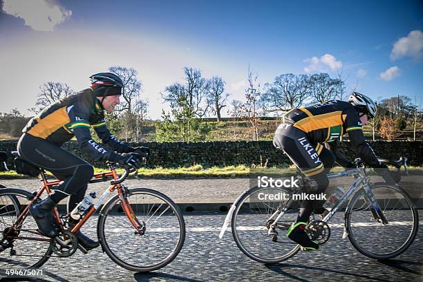 Yorkshire Los Ciclistas En Carretera De Campo Foto de stock y más banco de imágenes de Tour de Francia - Tour de Francia, Vía, Aire libre