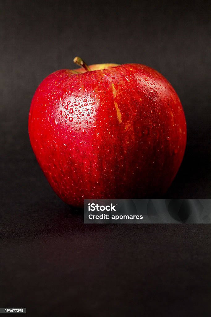 Roter Apfel auf Schwarz backgound - Lizenzfrei Apfel Stock-Foto