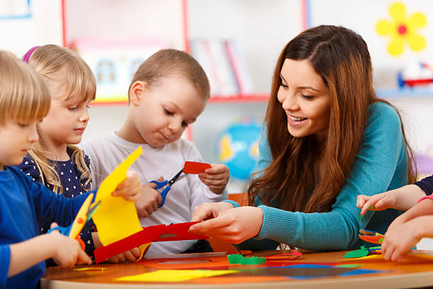 apprentissage pour bébés - little boys preschooler child learning photos et images de collection