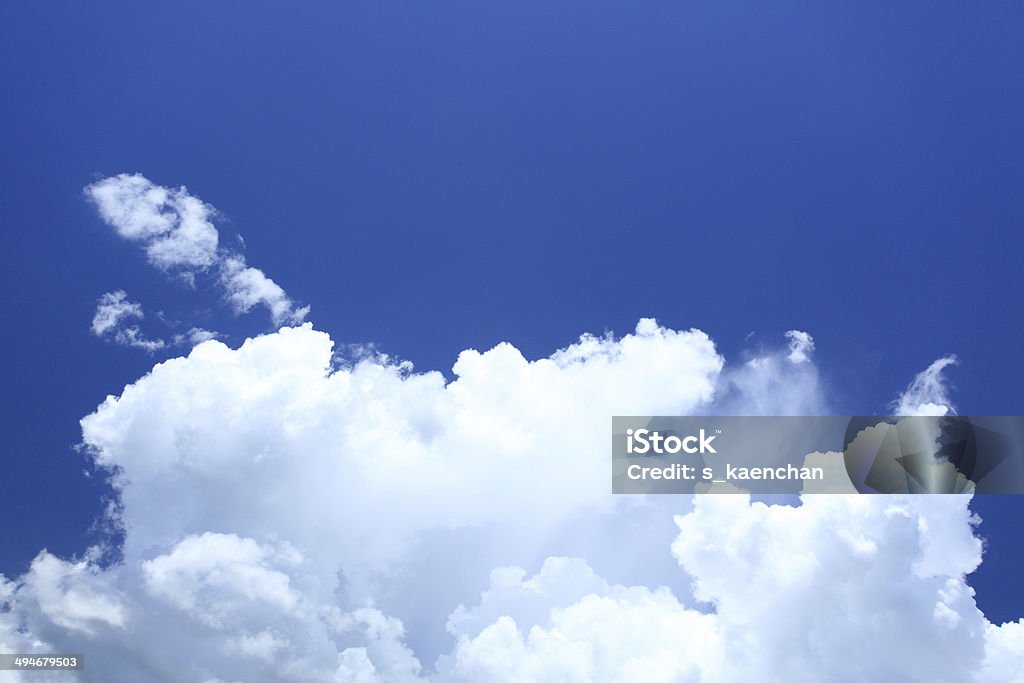 Azul cielo y blanco nube - Foto de stock de Aire libre libre de derechos