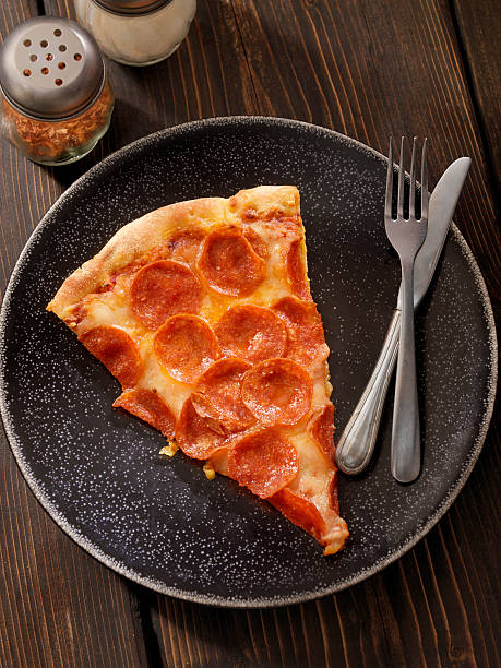 スライスのペパロニピザ - thin portion salami meat ストックフォトと画像