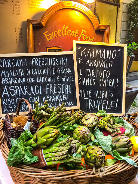 légumes frais affichés à l'entrée du restaurant, milan - restaurant editorial entrance menu photos et images de collection