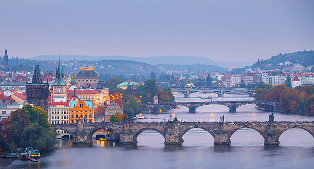 夜はヴルタヴァ川の近くでプラハチャールズ橋 - prague czech republic bridge charles bridge ストックフォトと画像