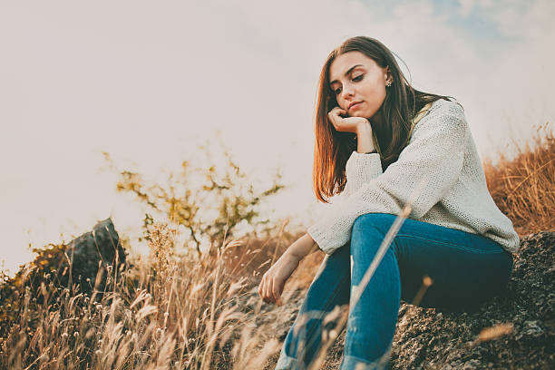 triste joven pensando al aire libre - teenage girls women beauty loneliness fotografías e imágenes de stock