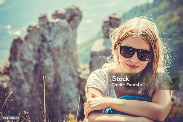 Frau Reisenden Wandern In Die Berge Stockfoto und mehr Bilder von Abenteuer - Abenteuer, Aktiver Lebensstil, Alpen