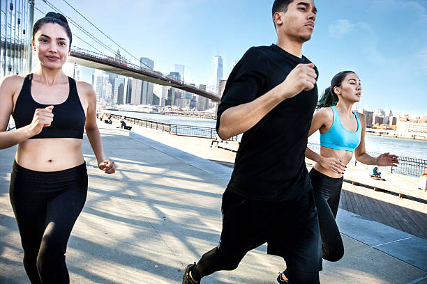 istock Urban runners - New York - Brooklyn Bridge 494711352