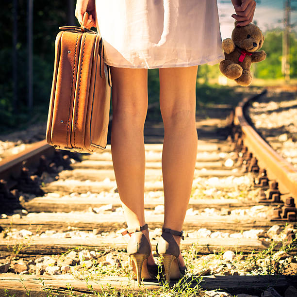 frau salat mit retro-koffer und teddy - leaving loneliness women railroad track stock-fotos und bilder