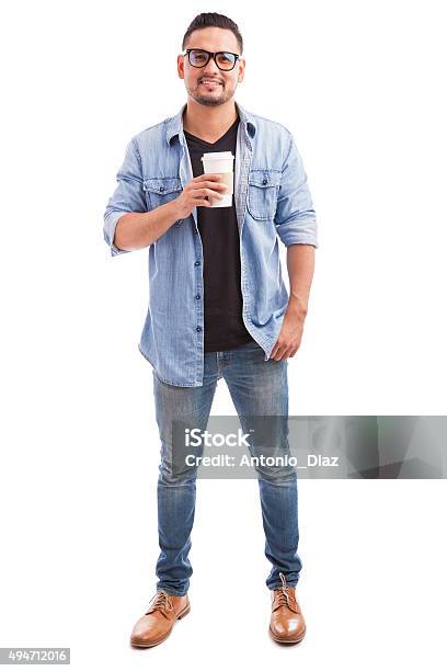 Hipster Guy Bebiendo Un Café Foto de stock y más banco de imágenes de Café - Bebida - Café - Bebida, Hombres, Beber