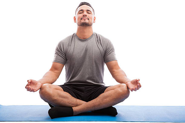 homem relaxante fazer um pouco de ioga - men exercising equipment relaxation exercise - fotografias e filmes do acervo