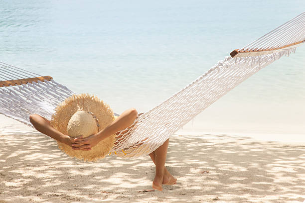 non reconnaissables femme de se détendre dans un hamac sur une plage des caraïbes - hammock beach vacations tropical climate photos et images de collection